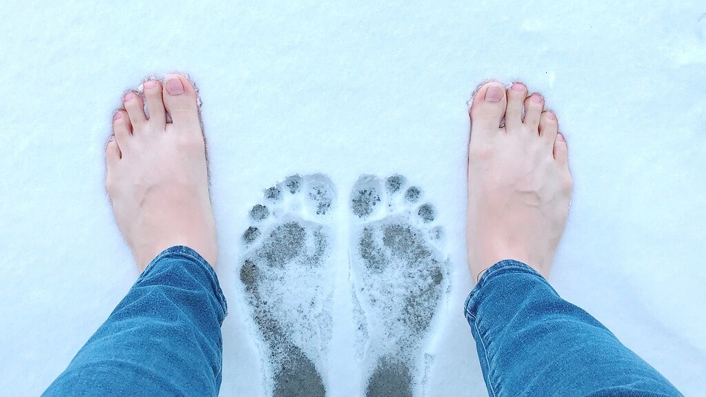Barfuß im Schnee: 3 Gründe, warum du es mal ausprobieren solltest - Medienbeiträge - barfuss ...