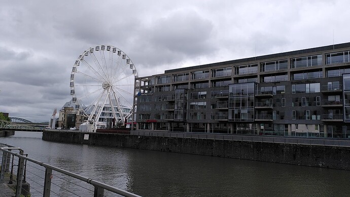 Blick auf Museum und Riesenrad