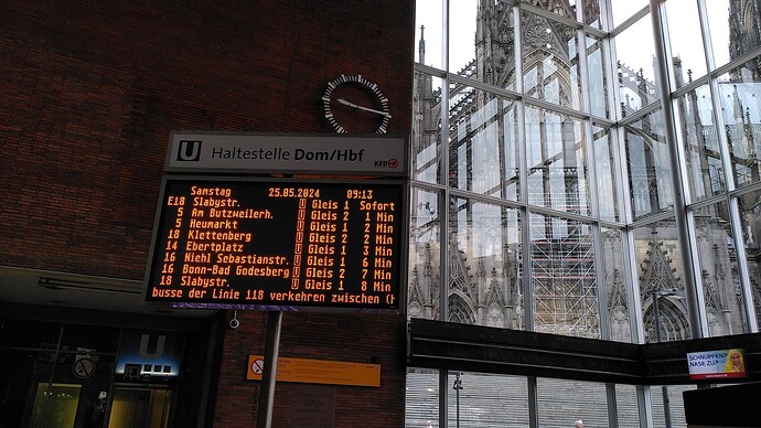 Anzeigetafel der Stadtbahnhaltestelle Dom/Hbf